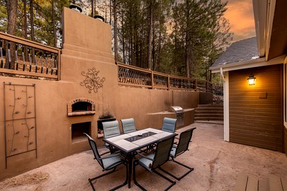 Spacious Mountain Retreat with Hot Tub and Pizza Oven, Perfect for a Luxury Retreat to Flagstaff - Flagstaff, Arizona - glamping.directory