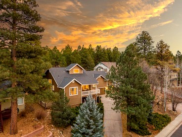 Spacious Mountain Retreat with Hot Tub and Pizza Oven, Perfect for a Luxury Retreat to Flagstaff - glamping.directory