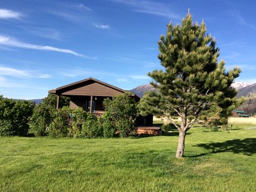 Romantic and Rural Cabin Rental Close to Yellowstone River near Bozeman, Montana - Livingston, Montana - glamping.directory