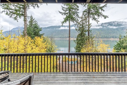 Serene Cute Cabin with Magical Lake Views and Game Room in Leavenworth, Washington - Leavenworth, Washington - glamping.directory