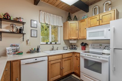 Serene Cute Cabin with Magical Lake Views and Game Room in Leavenworth, Washington - Leavenworth, Washington - glamping.directory