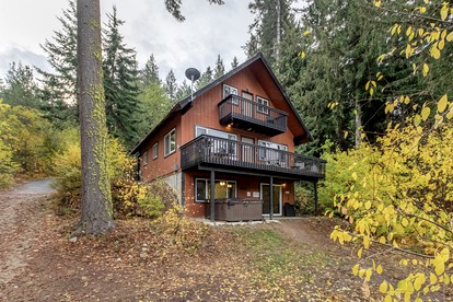 Serene Cute Cabin with Magical Lake Views and Game Room in Leavenworth, Washington - glamping.directory