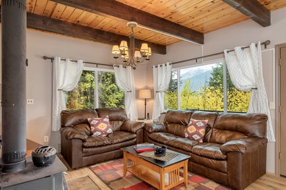 Serene Cute Cabin with Magical Lake Views and Game Room in Leavenworth, Washington - Leavenworth, Washington - glamping.directory