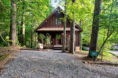 Wonderful Cabin with Hot-tub and Pool Table in Sevierville, Tennessee - Sevierville, Tennessee - glamping.directory