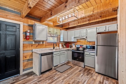 Wonderful Cabin with Hot-tub and Pool Table in Sevierville, Tennessee - Sevierville, Tennessee - glamping.directory