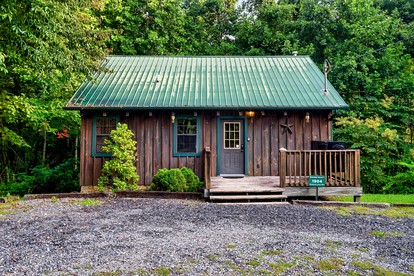 Wonderful Cabin with Hot-tub and Pool Table in Sevierville, Tennessee - glamping.directory