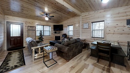 Lovely Forest Cabin with Spa and Beautiful Outdoor Area in Pigeon Forge, Tennessee - Pigeon Forge, Tennessee - glamping.directory
