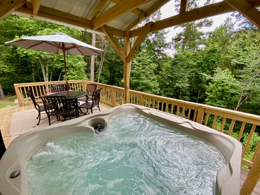 Lovely Forest Cabin with Spa and Beautiful Outdoor Area in Pigeon Forge, Tennessee - Pigeon Forge, Tennessee - glamping.directory