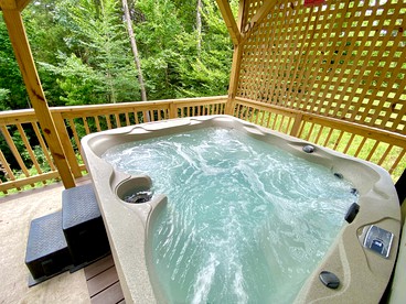 Lovely Forest Cabin with Spa and Beautiful Outdoor Area in Pigeon Forge, Tennessee - Pigeon Forge, Tennessee - glamping.directory