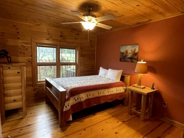 Charming, Pet-Friendly Cabin with Private Lake and Hot Tub, for Unforgettable Retreats to Nature in Tellico Plains - Tellico Plains, Tennessee - glamping.directory