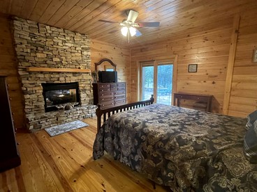 Charming, Pet-Friendly Cabin with Private Lake and Hot Tub, for Unforgettable Retreats to Nature in Tellico Plains - Tellico Plains, Tennessee - glamping.directory