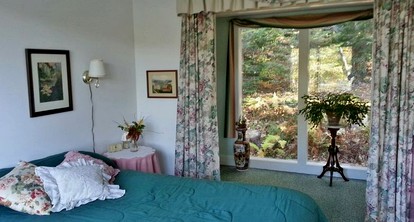 Gorgeous Waterfront Cottage with a Spacious Deck in East Boothbay, Maine - East Boothbay, Maine - glamping.directory