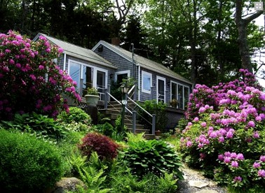 Gorgeous Waterfront Cottage with a Spacious Deck in East Boothbay, Maine - glamping.directory