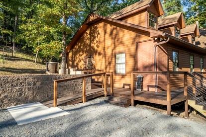 Enchanting Woodland Cabin Escape with Creekside Views near Lake Hamilton Arkansas - Hot Springs, Arkansas - glamping.directory