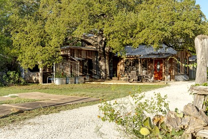 Chic, Renovated Barn with Hot Tub near the Heart of Fredericksburg Texas, Perfect for a Rustic Escape - Fredericksburg, Texas - glamping.directory