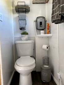 Cool Container by Canyon Lake Perfect For Relaxation Near Guadalupe River and Austin, Texas - Canyon Lake, Texas - glamping.directory