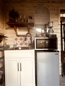 Cool Container by Canyon Lake Perfect For Relaxation Near Guadalupe River and Austin, Texas - Canyon Lake, Texas - glamping.directory