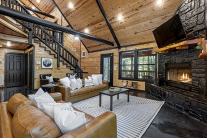 Charming Cabin with Hot Tub Near Casino & State Park in Hochatown, Oklahoma - Broken Bow, Oklahoma - glamping.directory