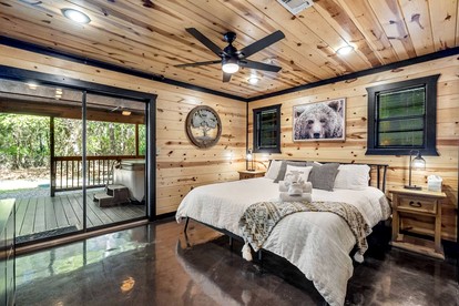 Charming Cabin with Hot Tub Near Casino & State Park in Hochatown, Oklahoma - Broken Bow, Oklahoma - glamping.directory
