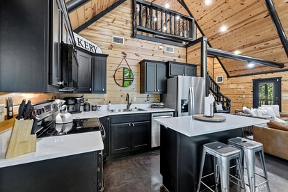 Charming Cabin with Hot Tub Near Casino & State Park in Hochatown, Oklahoma - Broken Bow, Oklahoma - glamping.directory