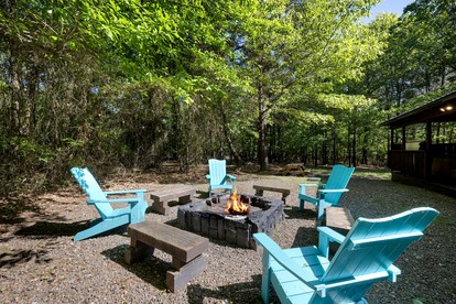 Charming Cabin with Hot Tub Near Casino & State Park in Hochatown, Oklahoma - Broken Bow, Oklahoma - glamping.directory