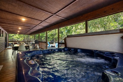 Charming Cabin with Hot Tub Near Casino & State Park in Hochatown, Oklahoma - glamping.directory
