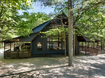 Charming Cabin with Hot Tub Near Casino & State Park in Hochatown, Oklahoma - Broken Bow, Oklahoma - glamping.directory