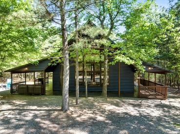 Charming Cabin with Hot Tub Near Casino & State Park in Hochatown, Oklahoma - Broken Bow, Oklahoma - glamping.directory
