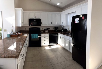 Beachfront Vacation Cottage with Superb Views in Holden Beach, North Carolina - Holden Beach, North Carolina - glamping.directory