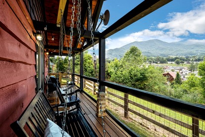 Dream Smoky Mountains Getaway: Amazing Pet-Friendly Cabin in Waynesville, North Carolina - Waynesville, North Carolina - glamping.directory