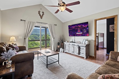 Dream Smoky Mountains Getaway: Amazing Pet-Friendly Cabin in Waynesville, North Carolina - Waynesville, North Carolina - glamping.directory