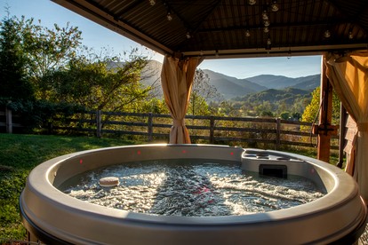 Dream Smoky Mountains Getaway: Amazing Pet-Friendly Cabin in Waynesville, North Carolina - Waynesville, North Carolina - glamping.directory