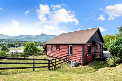 Dream Smoky Mountains Getaway: Amazing Pet-Friendly Cabin in Waynesville, North Carolina - Waynesville, North Carolina - glamping.directory