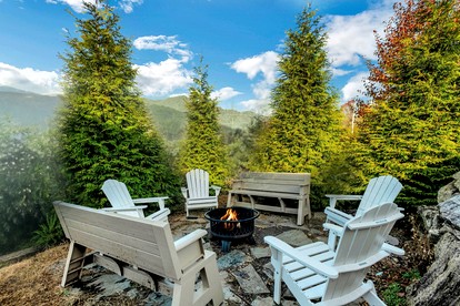 Dream Smoky Mountains Getaway: Amazing Pet-Friendly Cabin in Waynesville, North Carolina - Waynesville, North Carolina - glamping.directory