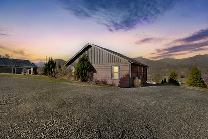 Dream Smoky Mountains Getaway: Amazing Pet-Friendly Cabin in Waynesville, North Carolina - glamping.directory