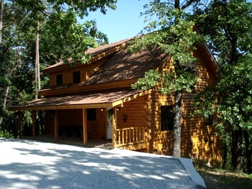 Peaceful and Spacious Log Cabin Rental with Woodland Views near Branson, Missouri - Branson, Missouri - glamping.directory