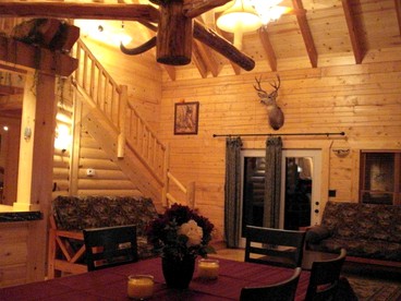 Peaceful and Spacious Log Cabin Rental with Woodland Views near Branson, Missouri - Branson, Missouri - glamping.directory