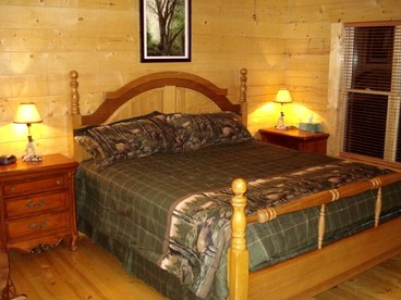 Peaceful and Spacious Log Cabin Rental with Woodland Views near Branson, Missouri - Branson, Missouri - glamping.directory