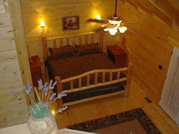 Peaceful and Spacious Log Cabin Rental with Woodland Views near Branson, Missouri - Branson, Missouri - glamping.directory