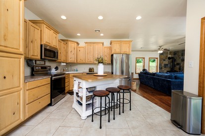 Enchanting Riverside Cabin Retreat with Mountain Views near Sardis Lake Oklahoma - Nashoba, Oklahoma - glamping.directory