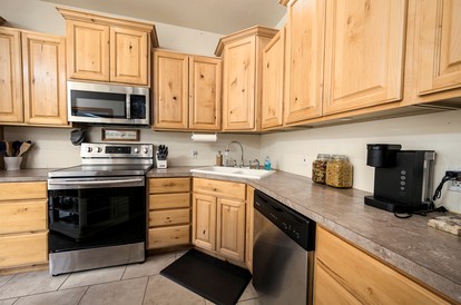Enchanting Riverside Cabin Retreat with Mountain Views near Sardis Lake Oklahoma - Nashoba, Oklahoma - glamping.directory