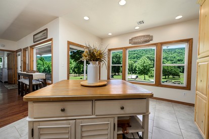 Enchanting Riverside Cabin Retreat with Mountain Views near Sardis Lake Oklahoma - Nashoba, Oklahoma - glamping.directory