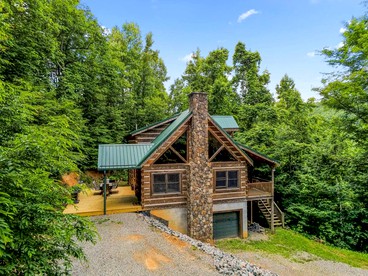 Wonderful Cabin near Boone Perfect for a Weekend Getaway in Nature - glamping.directory