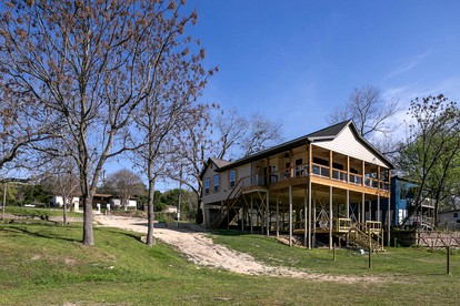 Guadalupe River Glamping Home, Perfect for a Family Adventure in Canyon Lake, Texas - Canyon Lake, Texas - glamping.directory