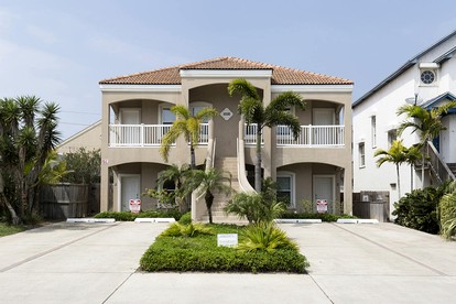 Amazing Beach House with Swimming Pool in South Padre Island, Texas - glamping.directory