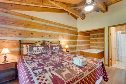Lovely Getaways to Great Smoky Mountains National Park in this Quaint Cabin Rental for 4 - Gatlinburg, Tennessee - glamping.directory