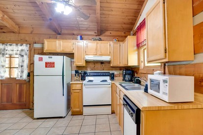 Lovely Getaways to Great Smoky Mountains National Park in this Quaint Cabin Rental for 4 - Gatlinburg, Tennessee - glamping.directory