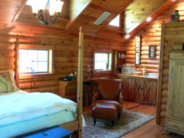 Romantic Chalet Rental with Saline Pool in Woodstock, New York - Woodstock, New York - glamping.directory