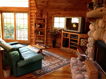Romantic Chalet Rental with Saline Pool in Woodstock, New York - Woodstock, New York - glamping.directory