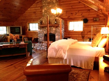 Romantic Chalet Rental with Saline Pool in Woodstock, New York - Woodstock, New York - glamping.directory